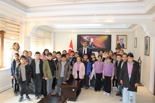 MERKEZ İLKOKULU ÖĞRENCİLERİ KAYMAKAMIMIZ SN. MURAT KARATAŞ'I ZİYARET ETTİ